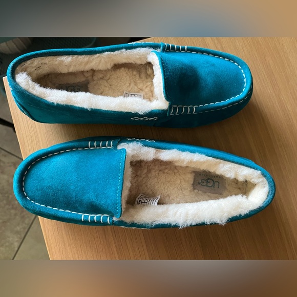 Ugg slippers size 7 - Picture 15 of 15